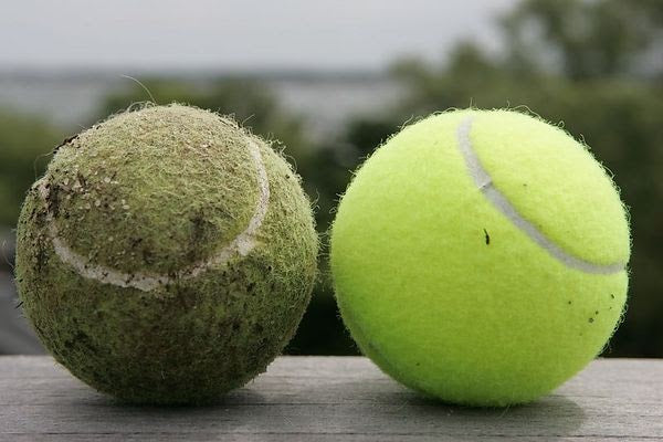 El Asesino Silencioso de tu Brazo: Por qué Jugar con Pelotas Usadas Arruina tu Rendimiento (y tu Codo)